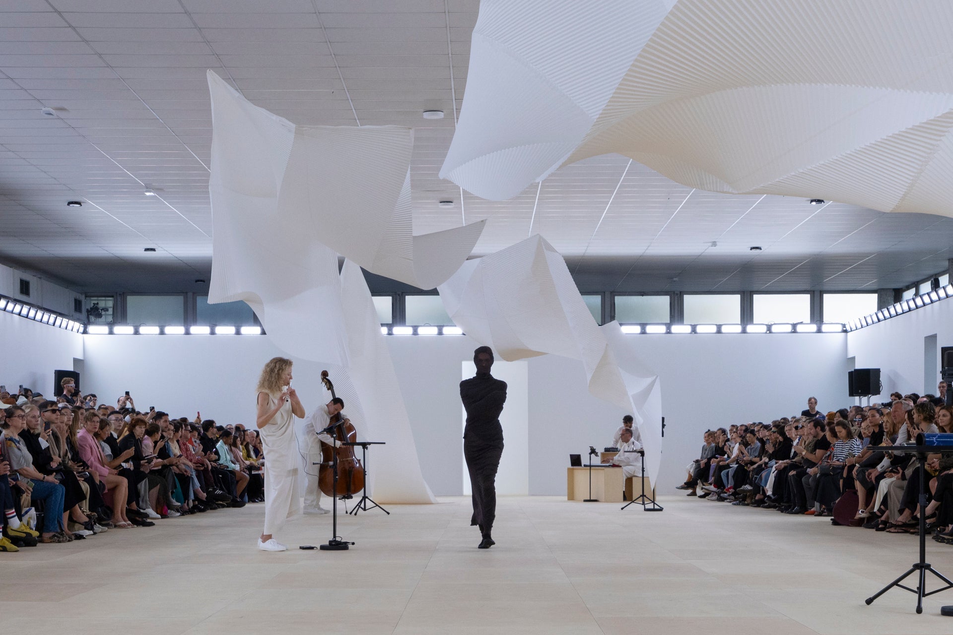 和紙 パフォーマンス 特注和紙を使ったファッションショーの会場装飾、服飾小物 | アワガミ